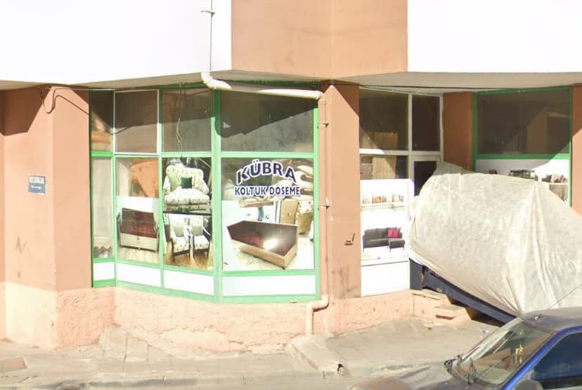 Vitrindeki döşenmiş koltuk ve berjer örnekleri (Google Street View)