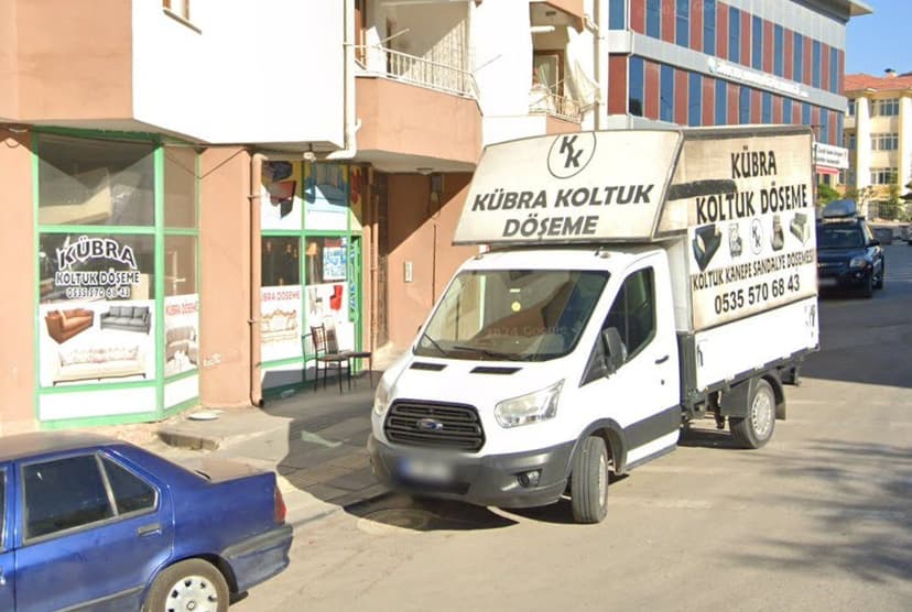 "Koltuk Kanepe Sandalye Döşemesi" yazılı servis aracı (Google Street View)