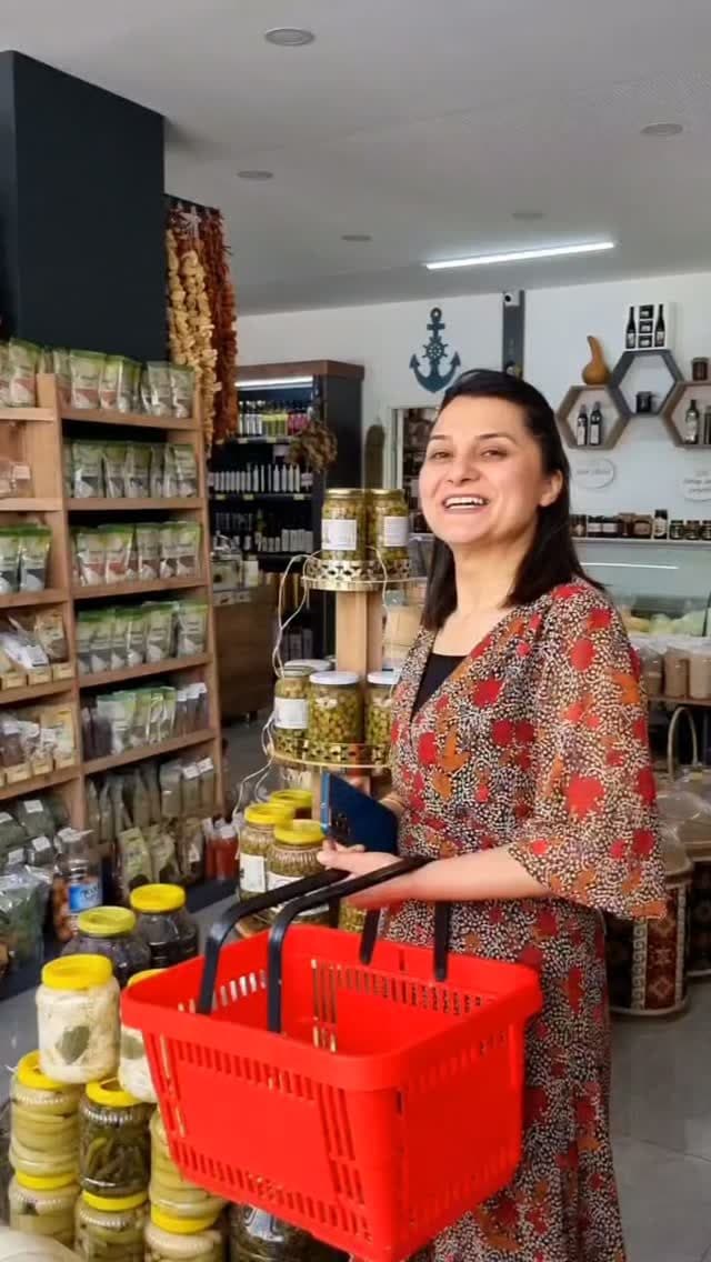 Mağaza içi — yöresel ürün rafları