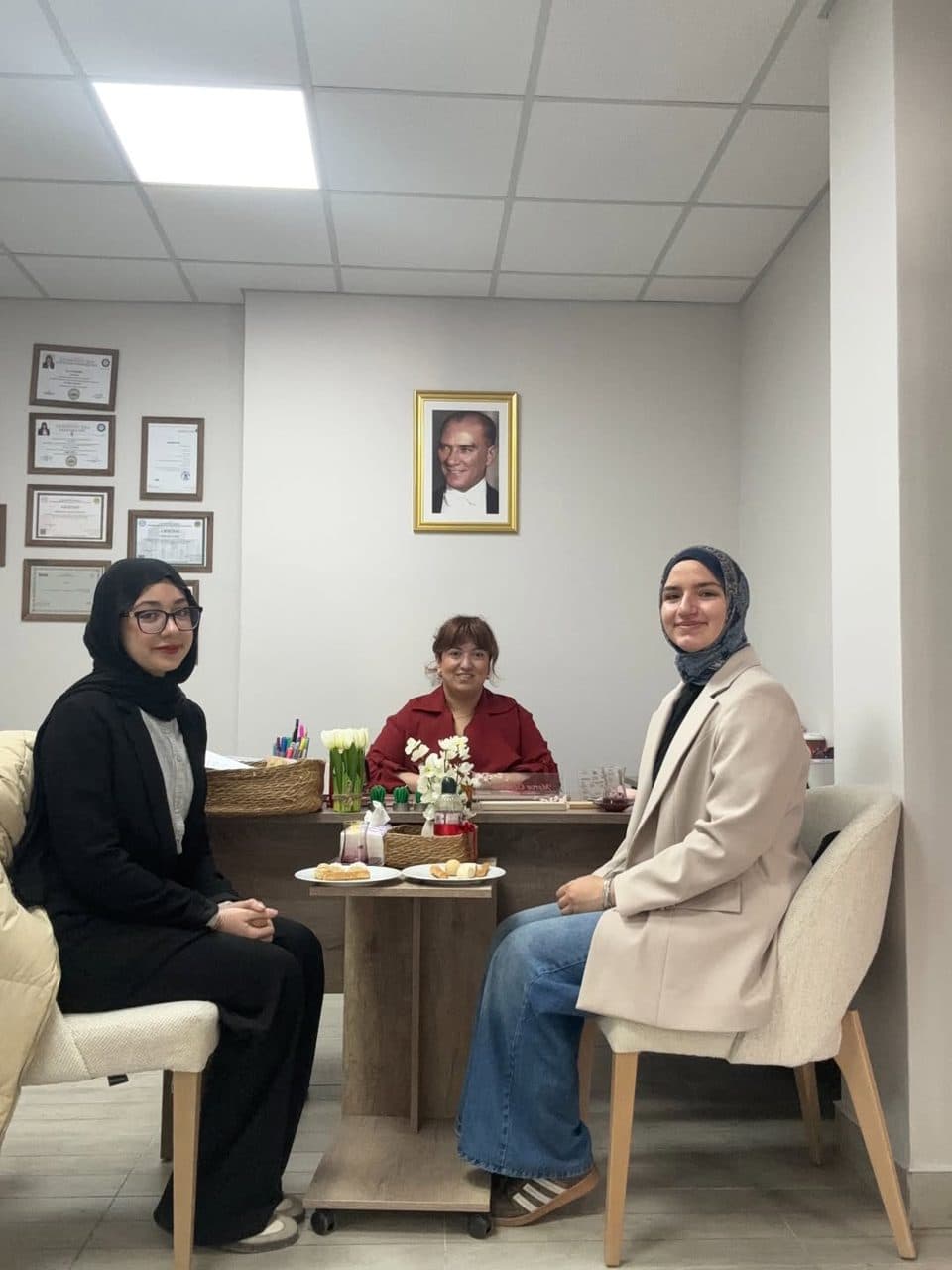 Danışmanlık ofisinde öğrencilerle görüşme