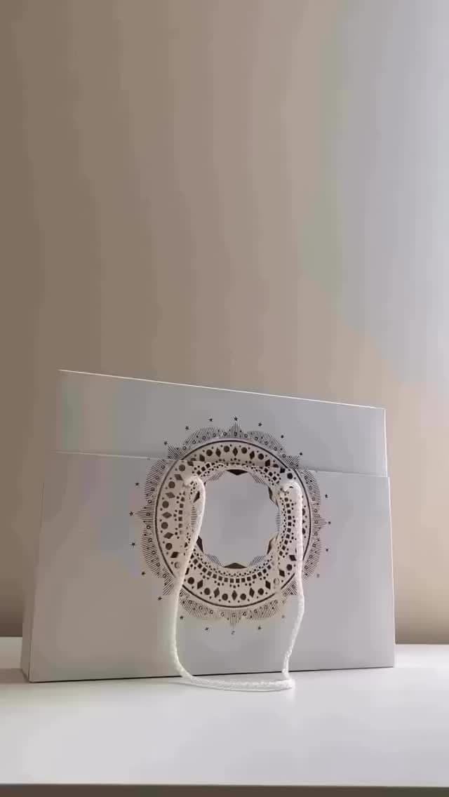 Özel ambalajlı hediye paketi