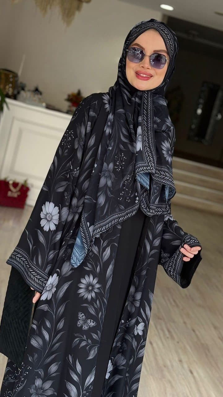 Desenli abaya ile müşteri paylaşımı