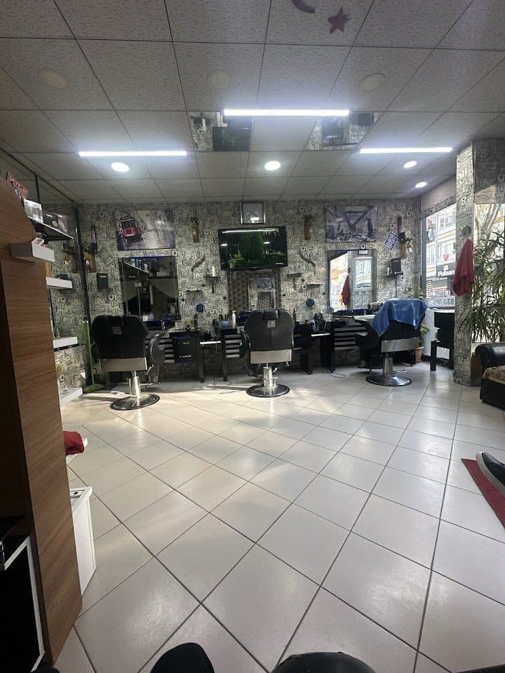 Olcay Erkek Kuaförü salon içi görünümü