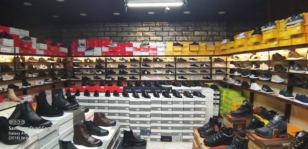 Mağaza içi ayakkabı rafları ve model çeşitliliği
