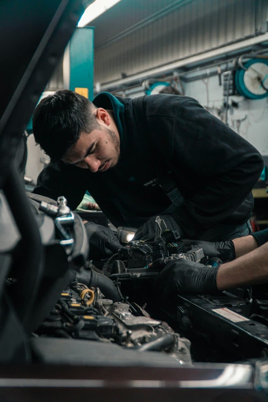 Oto servisinde motor bakımı (temsili görsel)