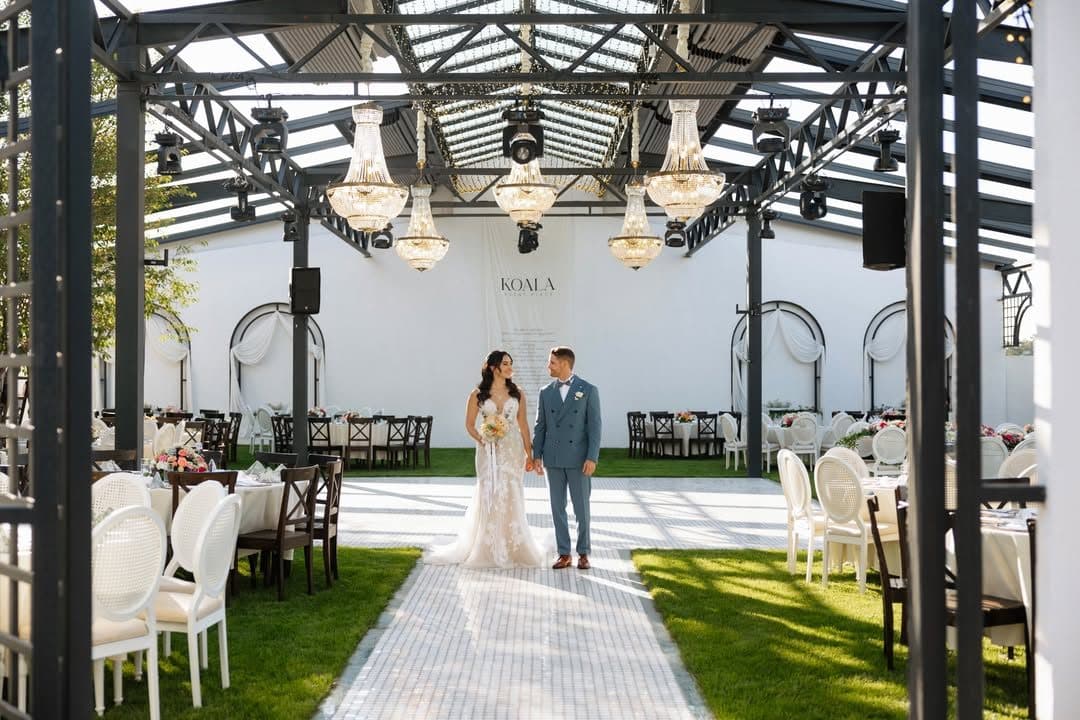 Cam çatılı bahçe salonunda çift — Koala Event Place