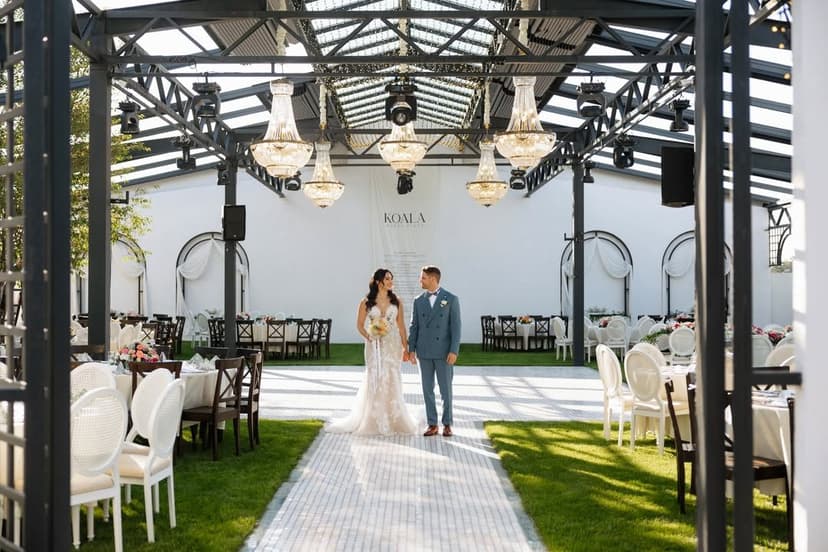 Cam çatılı bahçe salonunda çift — Koala Event Place