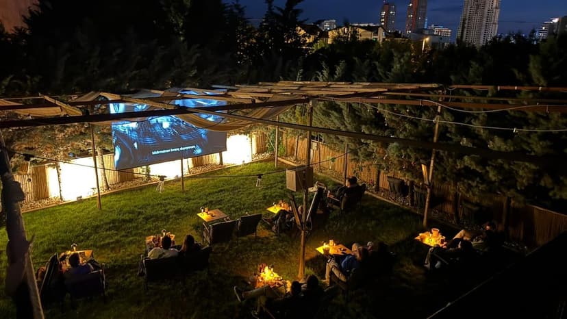 Açık hava sinema — yıldızların altında film keyfi