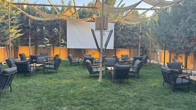 Bahçe ve açık hava sinema perdesi