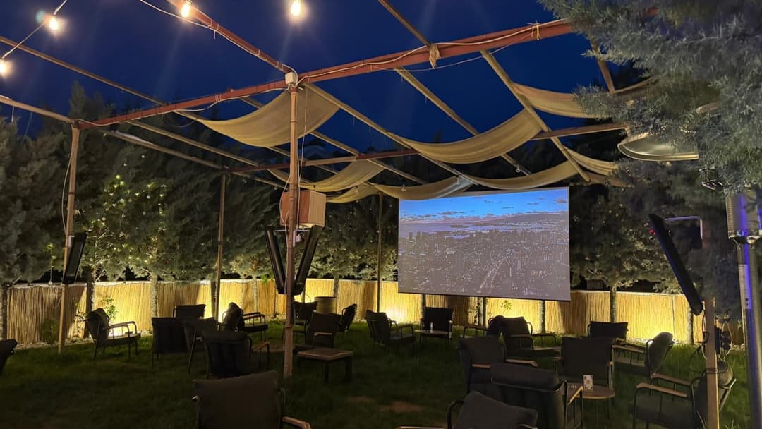 Açık hava sinema perdesi ve bahçe oturumu