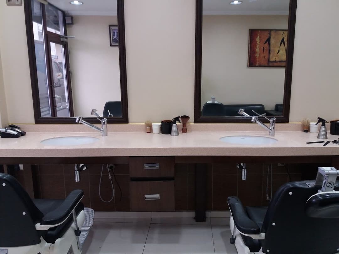 Salon iç mekânı — aynalar ve berber koltukları