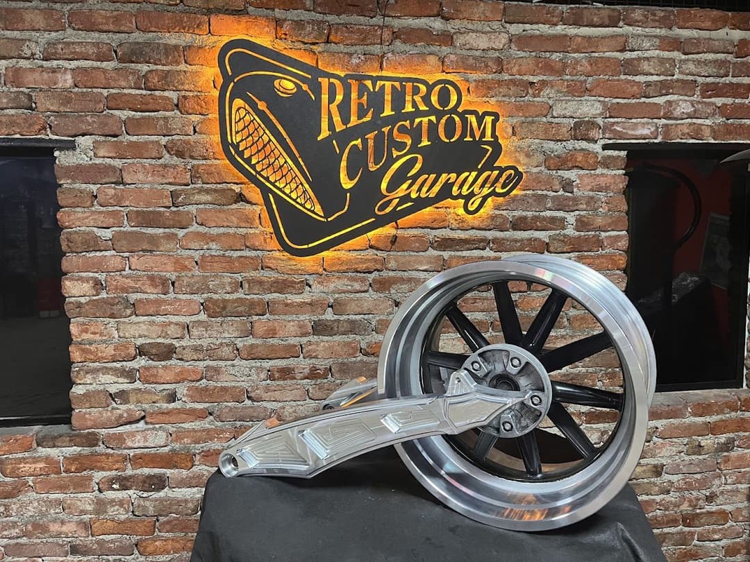Atölye duvarında Retro Custom Garage logosu ve custom jant