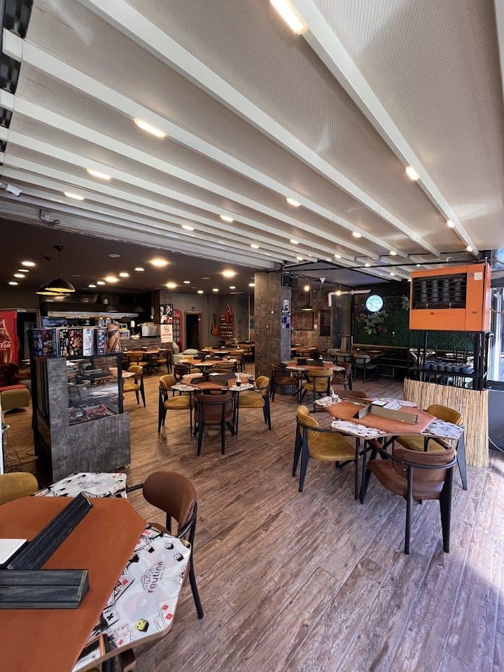 Kafe oturma alanı ve masalar