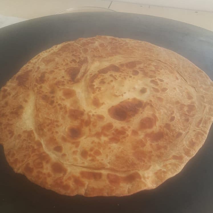 Sac üzerinde kızaran el açması gözleme — Sahra Mantı ve Gözleme Evi