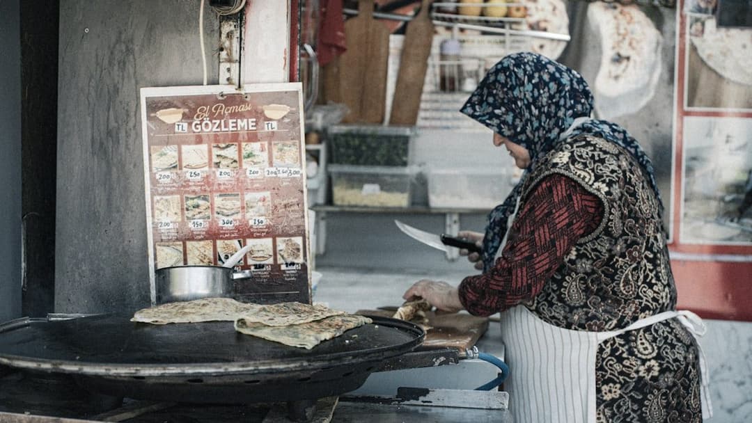 Ustanın sac başında gözleme açışı (temsili görsel)