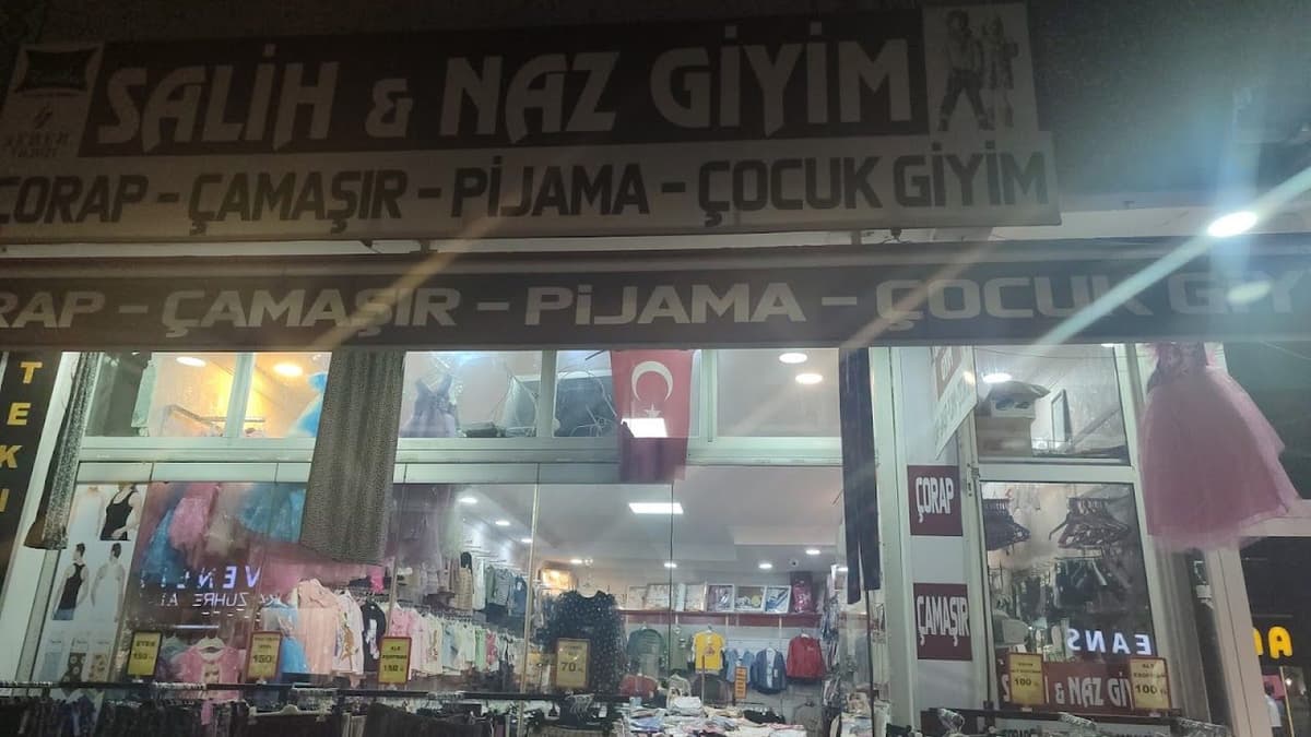 Salih & Naz Giyim dükkân görünümü — çorap, çamaşır, pijama, çocuk giyim
