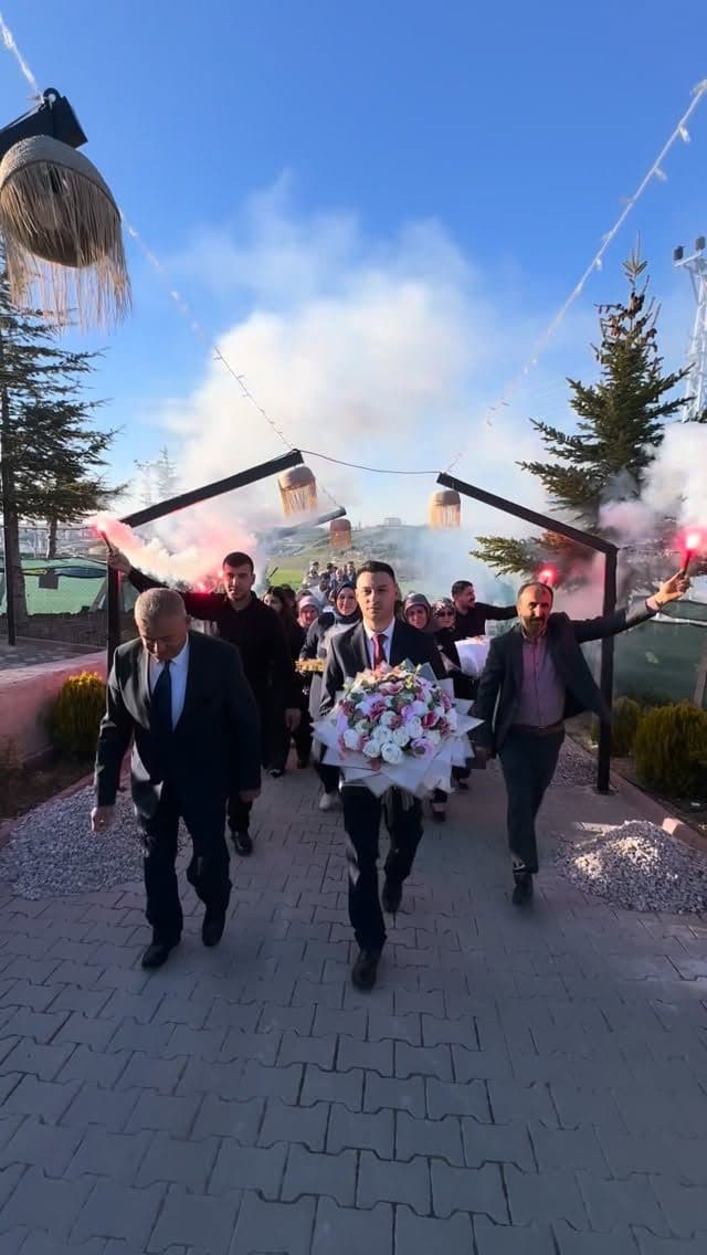 Işıklarla süslenmiş bahçe girişinde kutlama — Saraçoğlu Kır Bahçesi