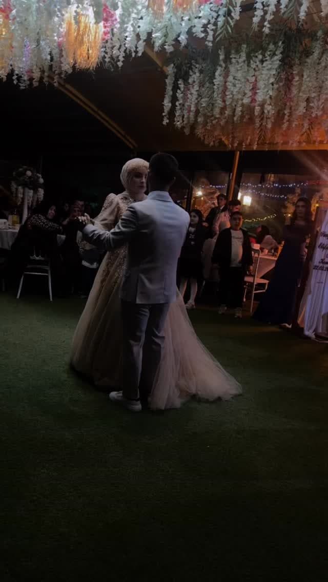Çiçekli kemer altında düğün anı