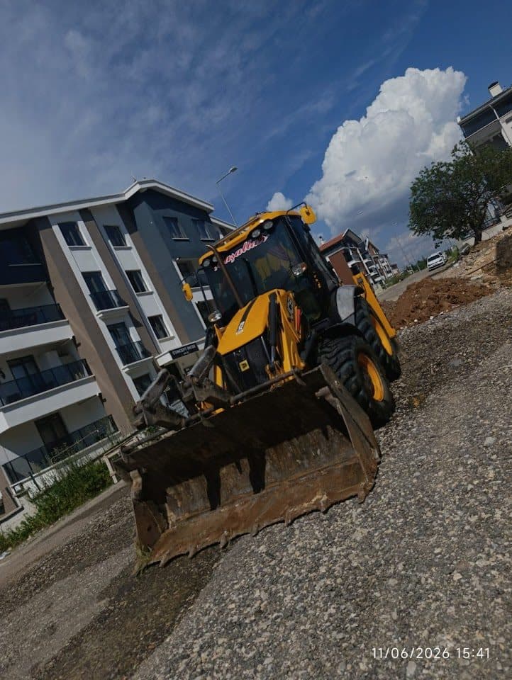 Serdar Şahin Hafriyat — İncek'te sahadaki JCB beko-loderimiz
