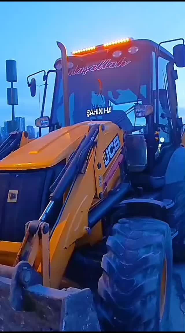 Şahin Hafriyat iş makinesi — akşam çalışması