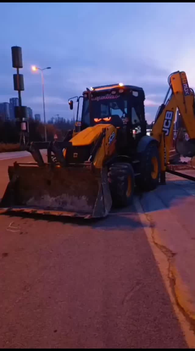 İş makinemiz cadde üzerinde iş dönüşü
