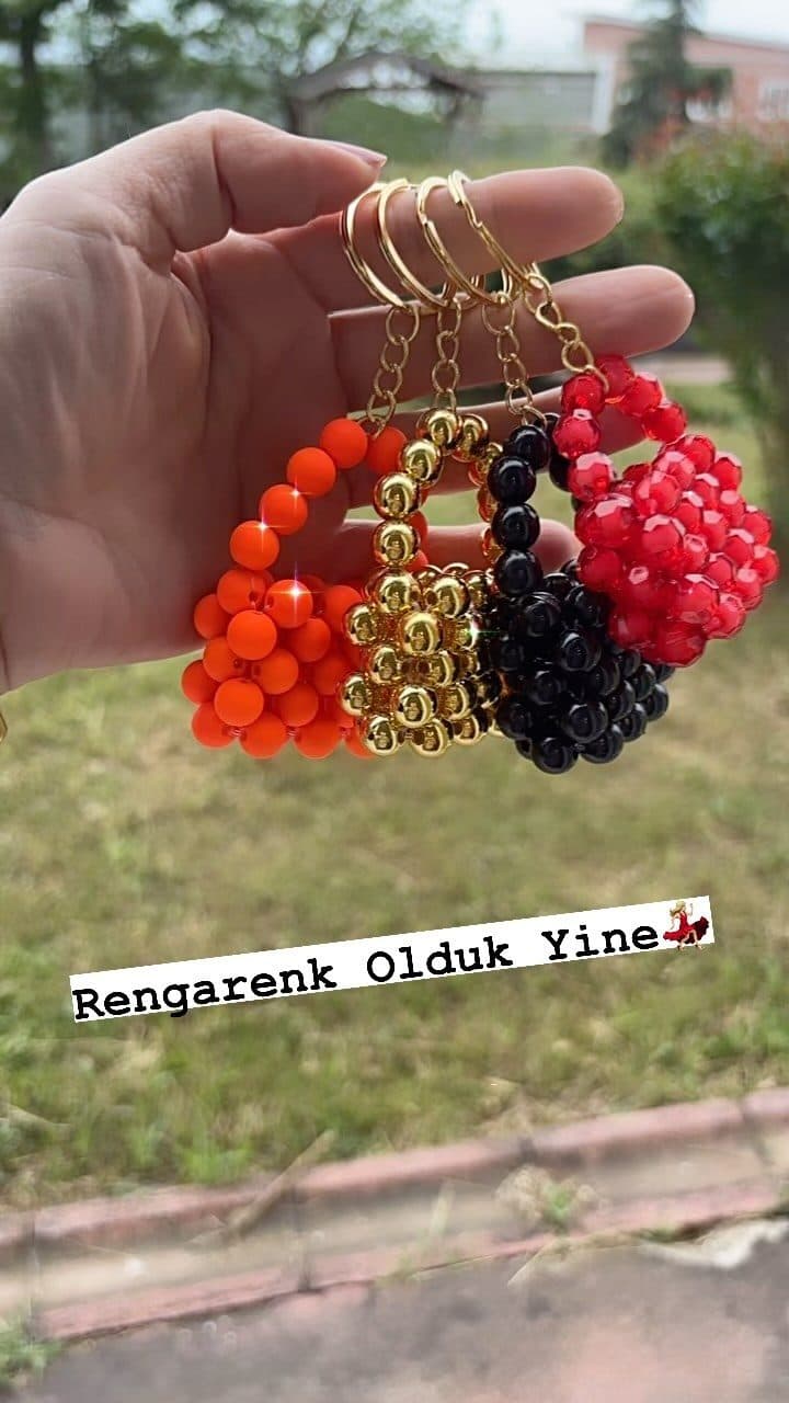 Renkli charm ve aksesuar detayları