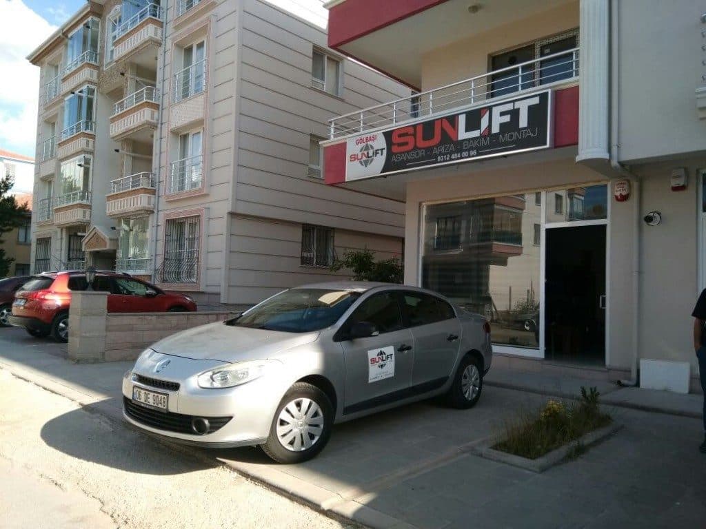 Gölbaşı Sunlift Asansör dükkân görünümü ve servis aracı