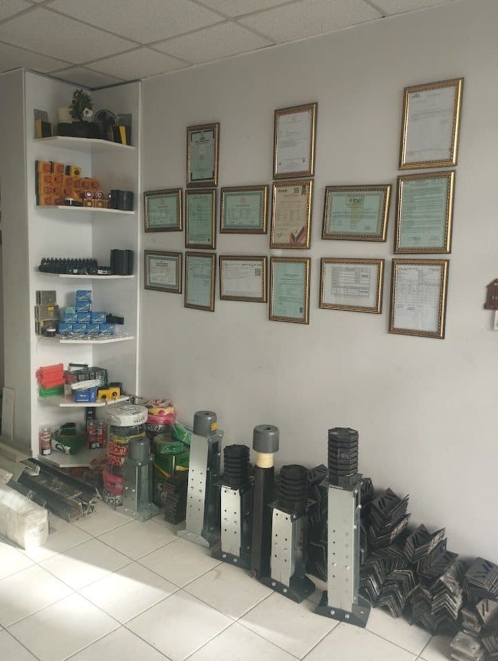 Ofis içi: asansör yedek parçaları ve sertifikalar