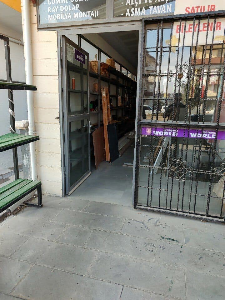 Dükkân girişi ve hizmet panosu