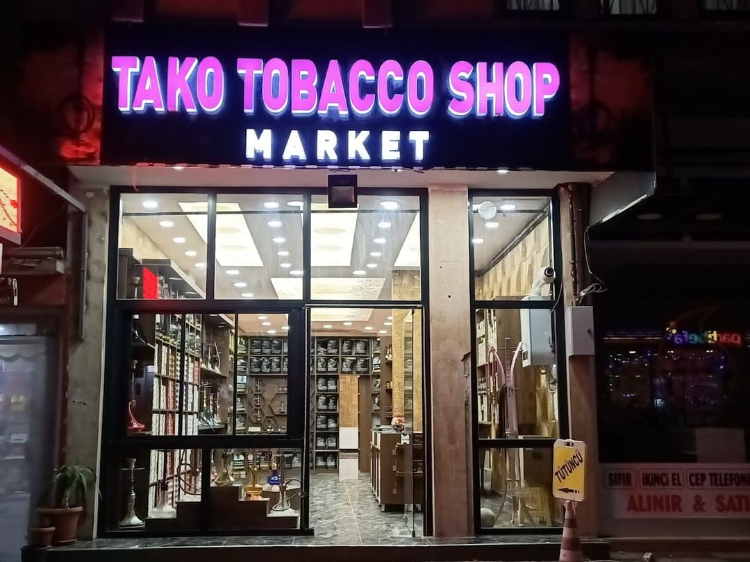 Mağaza cephesi ve aydınlatmalı tabela