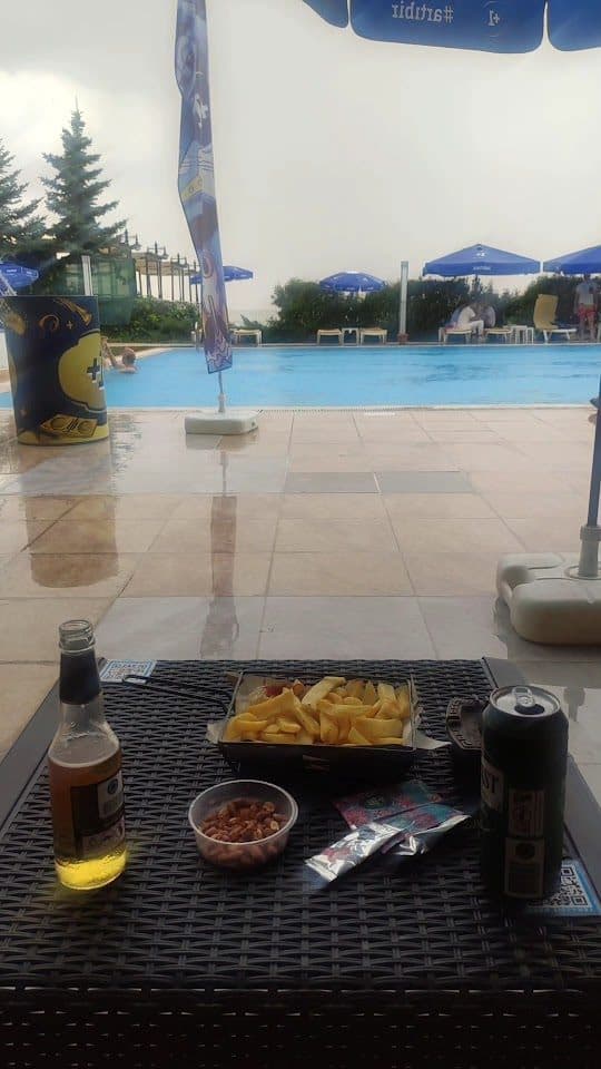 Havuz kenarı kafe servisi ve havuz manzarası