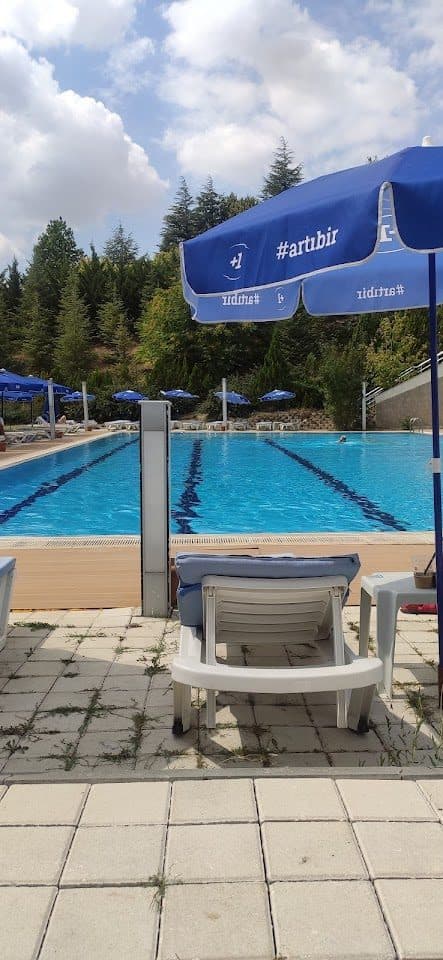 Şemsiyeli şezlonglar ve havuz görünümü