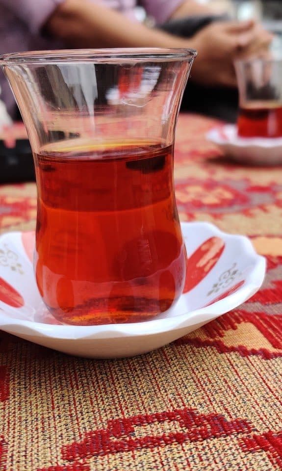 Geleneksel ince belli bardakta demli çay