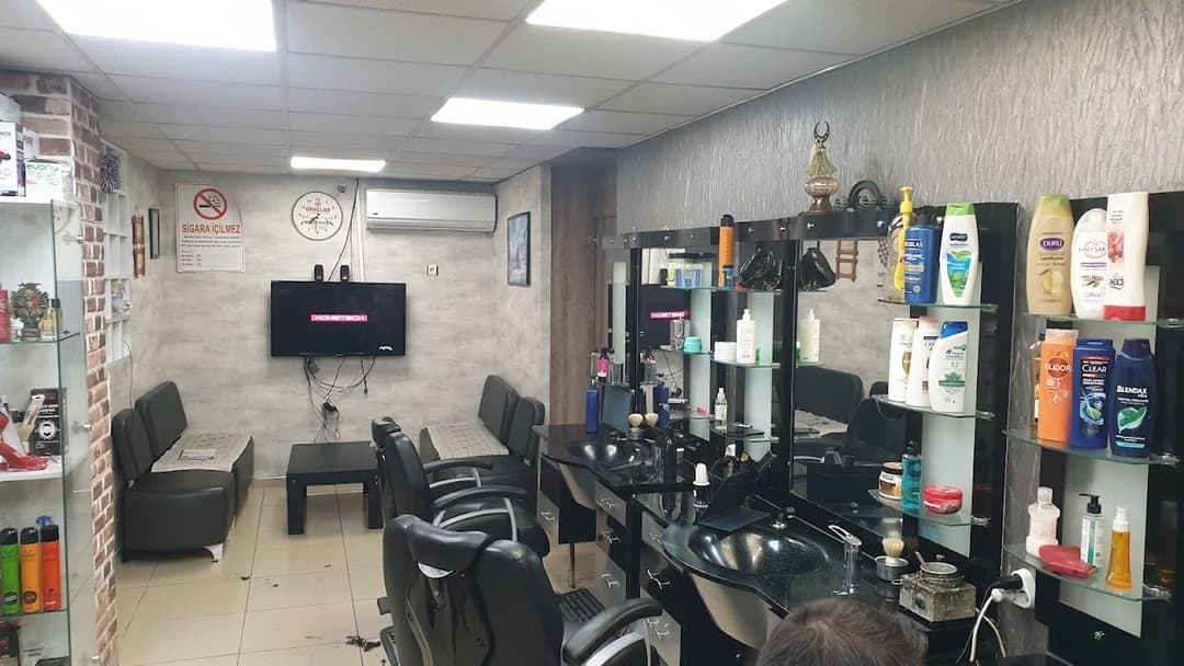 Salon iç görünümü — kesim koltukları ve bakım ürünleri