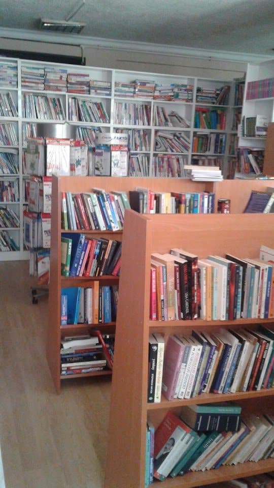 Kitap dolu raflar — mağaza içi