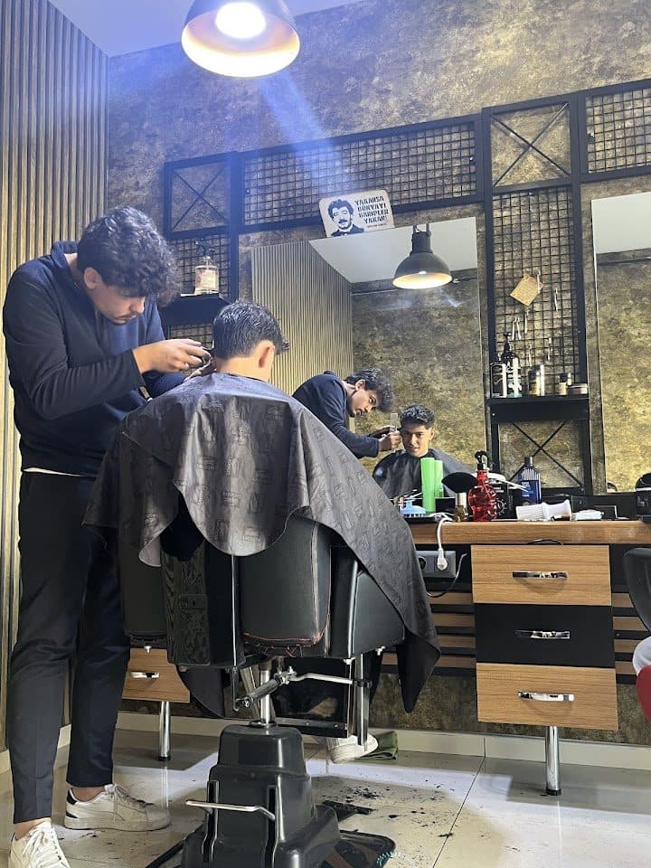 Ünver Hair Designer — dükkân içi ve çalışırken