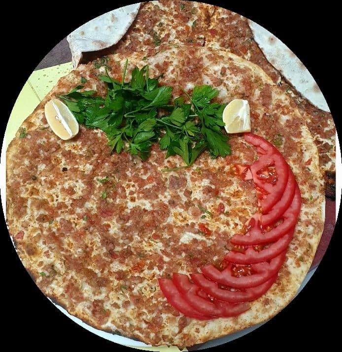 Domates ve maydanozla servis edilen lahmacun