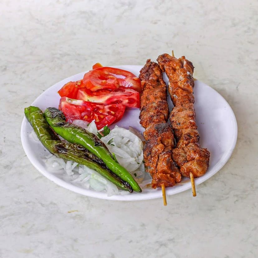 Tavuk şiş, közlenmiş biber ve domates ile