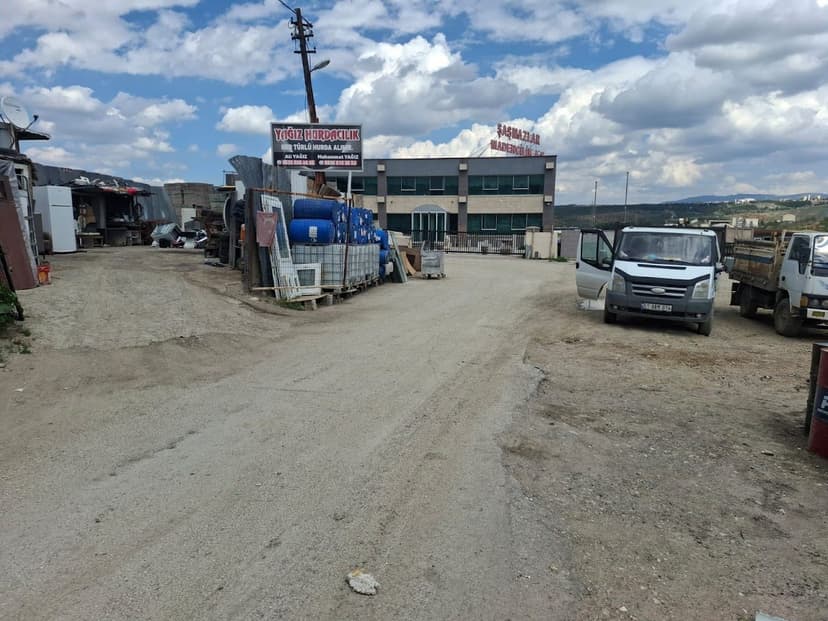 Hurda toplama alanı ve sanayi sitesi cephesi