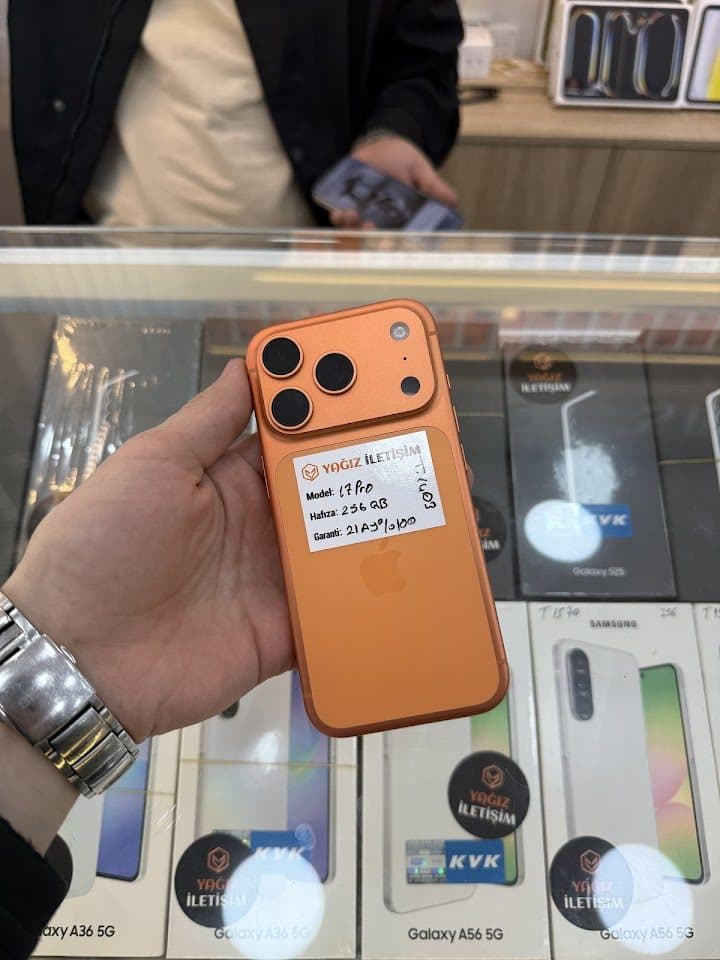 Teşhirdeki akıllı telefon modeli