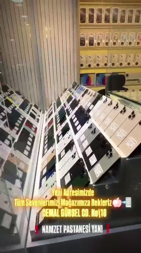Cep telefonu ve aksesuar teşhir reyonu