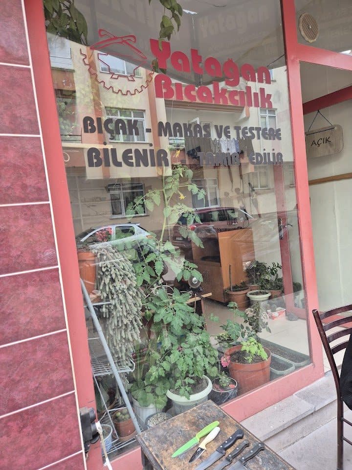 Yatağan Bıçakçılık dükkân vitrini — 'Bıçak, makas ve testere bilenir, tamir edilir'