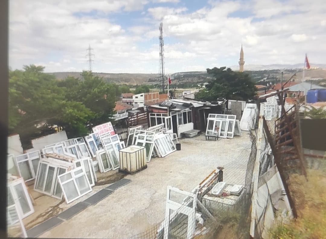 İkinci el pencere, kapı ve yapı malzemelerinin sergilendiği açık alan