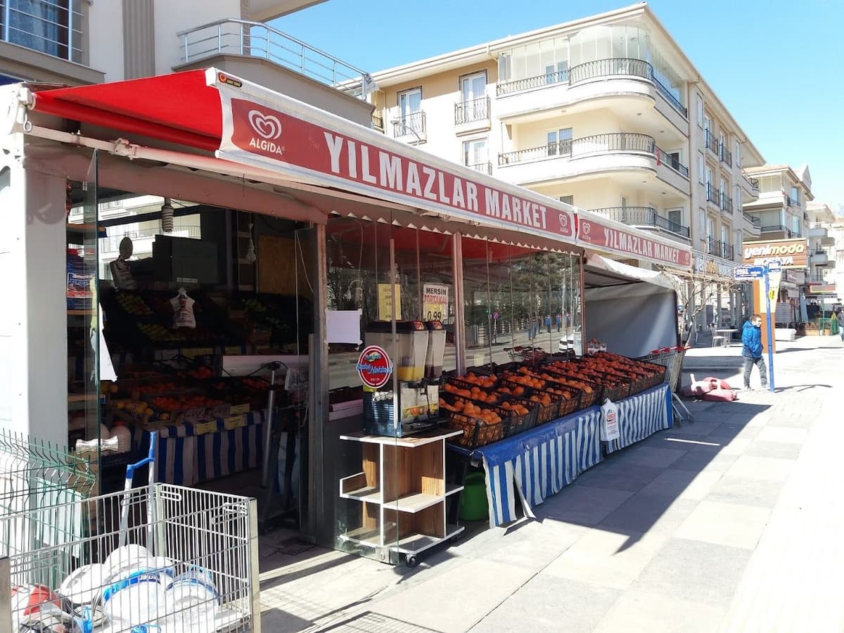 Yılmazlar Market dükkân görünümü ve meyve-sebze tezgâhı