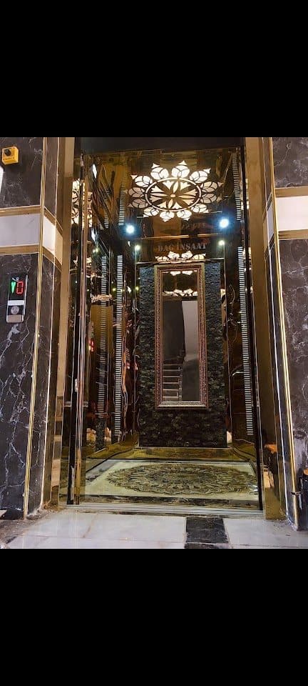 Mermer ve aynalı detaylı asansör kabini girişi