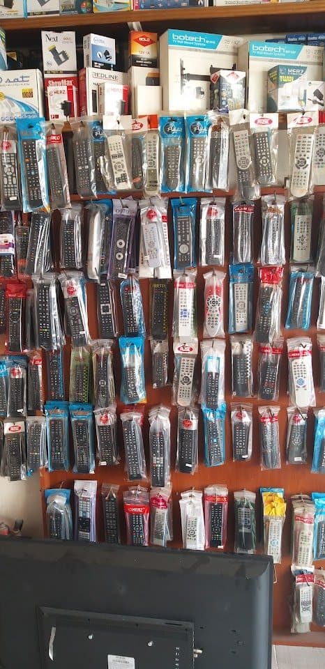 Dükkânda elektronik aksesuar ve kablo reyonu